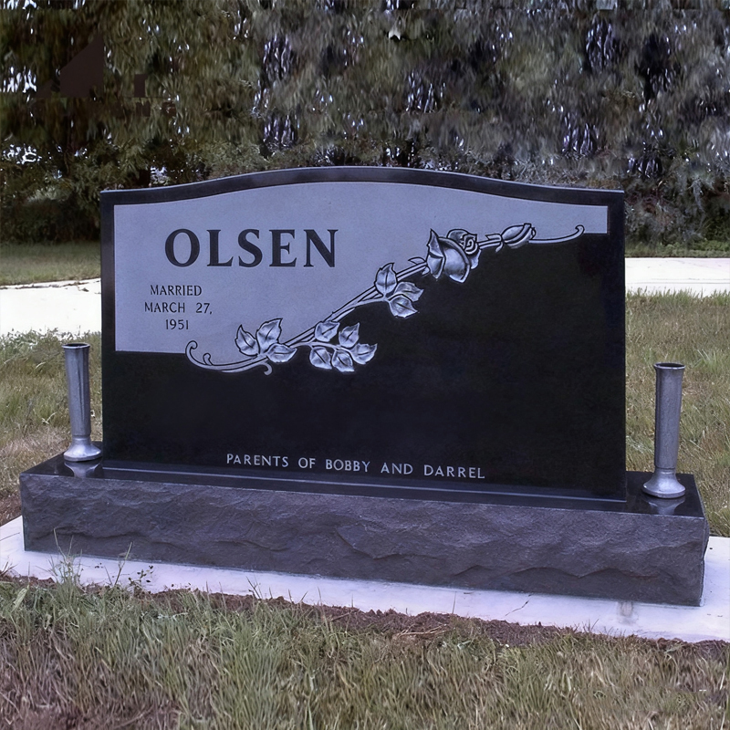 Crno-bijeli mramorni nadgrobni spomenik s uzorkom ruže