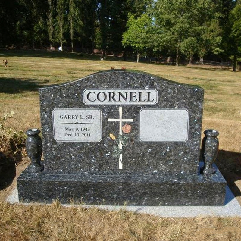 Granitni nadgrobni spomenik s uzorkom križa i ruže