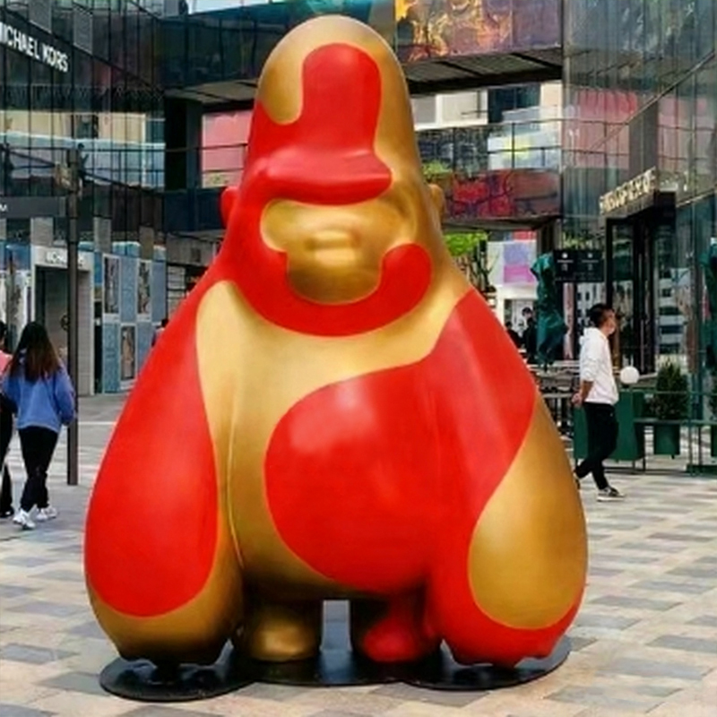 Crtana skulptura gorile od fiberglasa