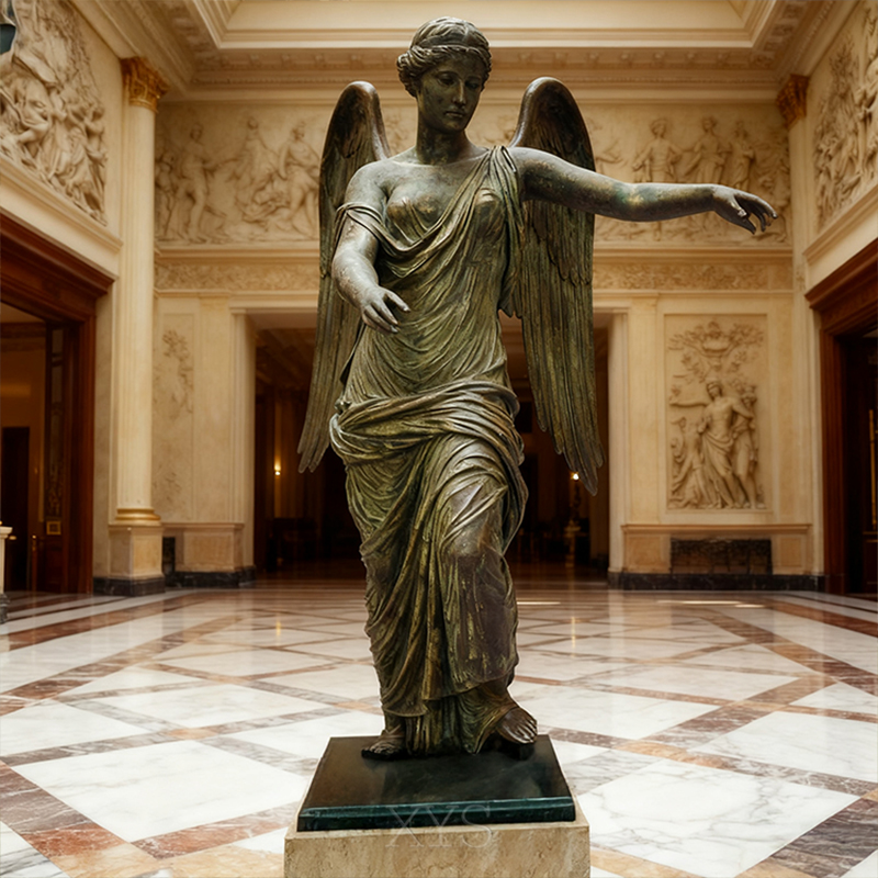 Brončana skulptura krilate božice Nike za zatvorene prostore