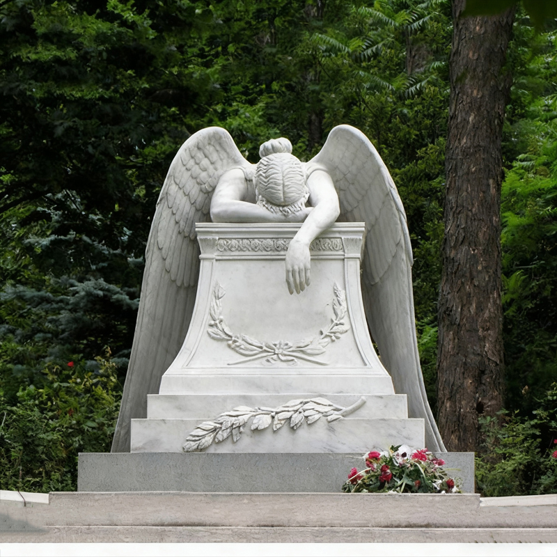 Mramorni nadgrobni spomenik anđela pognute glave