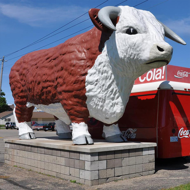 Ogromna skulptura krave u obliku cvijeta od fiberglasa