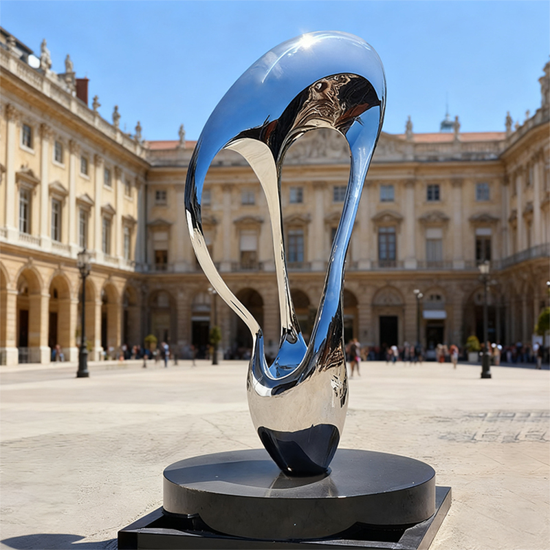 Zrcalno uglačana skulptura od nehrđajućeg čelika