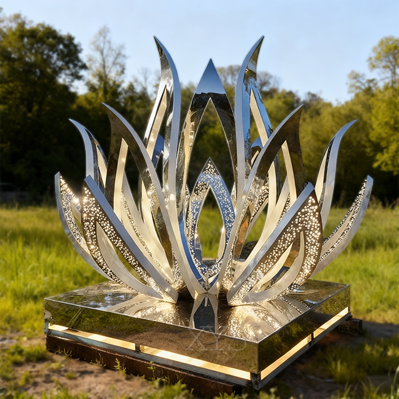 Skulptura lotosa osvijetljena zrcalom Lotus of Light