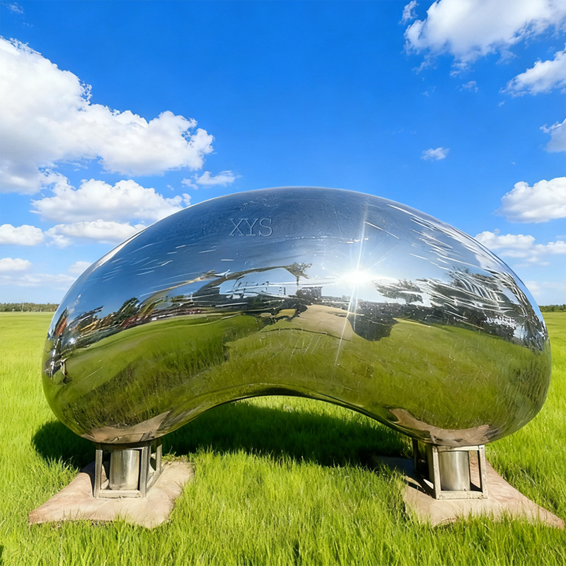 Apstraktna skulptura Cloud Pod Mirror